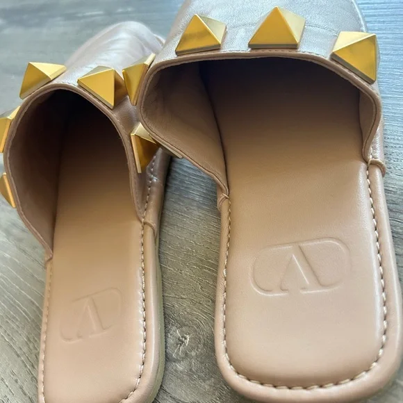 💛SOLD 💛VALENTINO GARAVANI Calfskin Roman Stud Flat Slippers - Picture 11 of 13